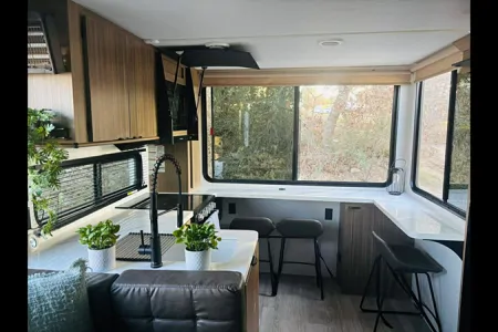 THE VIEW - a family-friendly trailer (even for toddlers and pets!) with panoramic windows