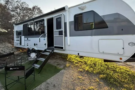 THE VIEW - a family-friendly trailer (even for toddlers and pets!) with panoramic windows