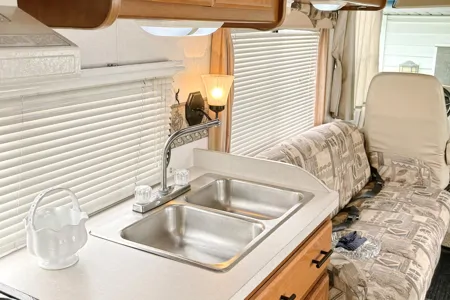 Adventure-Ready Coachmen Mirada – Sleeps 5, Fully Equipped!