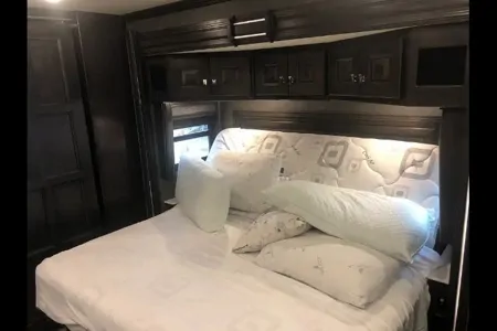 Derrick's American Coach American Revolution Class A