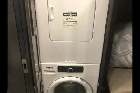 Derrick's American Coach American Revolution Class A