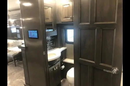 Derrick's American Coach American Revolution Class A