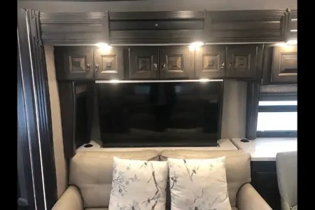 Derrick's American Coach American Revolution Class A