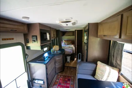 Thor Motor Coach Majestic 23A Class C Easy to drive complete w Everything