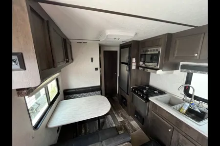Family-Friendly 20' Trailer – Queen Murphy Bed + Bunks