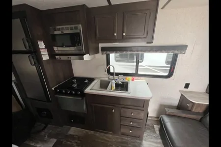 Family-Friendly 20' Trailer – Queen Murphy Bed + Bunks