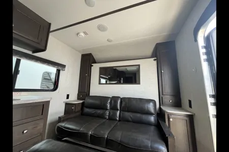 Family-Friendly 20' Trailer – Queen Murphy Bed + Bunks