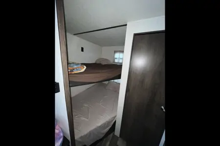 Family-Friendly 20' Trailer – Queen Murphy Bed + Bunks