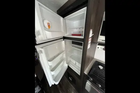 Family-Friendly 20' Trailer – Queen Murphy Bed + Bunks