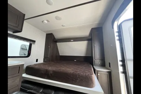 Family-Friendly 20' Trailer – Queen Murphy Bed + Bunks