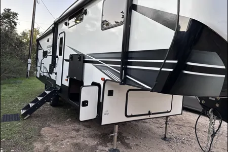 Lee’s KZ Durango half ton Fifth Wheel