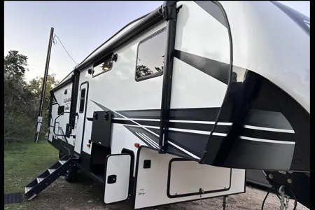 Lee’s KZ Durango half ton Fifth Wheel