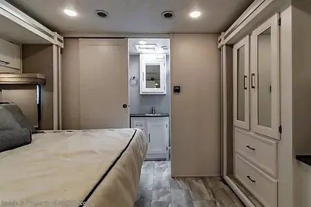 WiFi - ULTRA LUXURIOUS: 2 BATH, KING BED , BUNK BED, MASSAGE CHAIRS