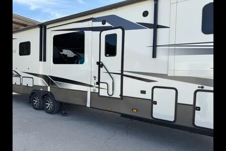 Glenn's ALPINE 3700FL Fifth Wheel
