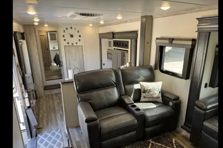 Glenn's 2022 ALPINE 3700FL Fifth Wheel