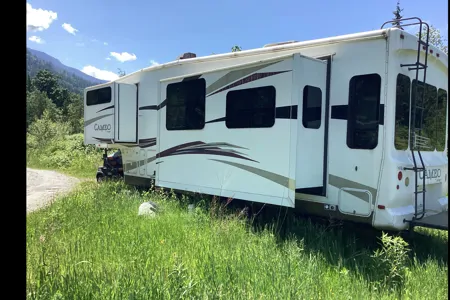 Beautiful Cameo 5th Wheel