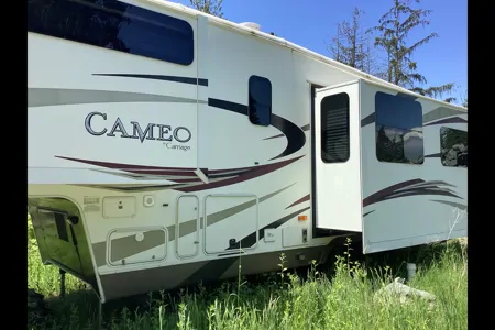 Beautiful Cameo 5th Wheel