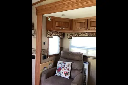 Beautiful Cameo 5th Wheel