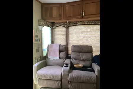 Beautiful Cameo 5th Wheel