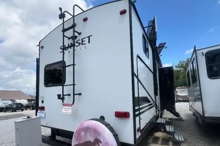 Big Boy Toys & RV Rentals, LLC Crossroads Sunset Trail 331BH Travel Trailer