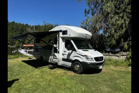 Newly Renovated Winnebago Itasca Class C