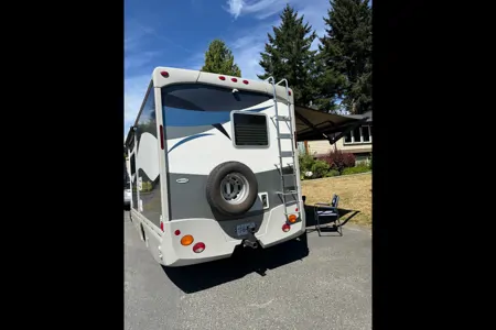 Newly Renovated Winnebago Itasca Class C