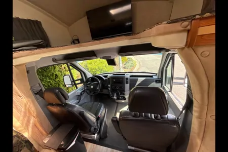 Newly Renovated Winnebago Itasca Class C