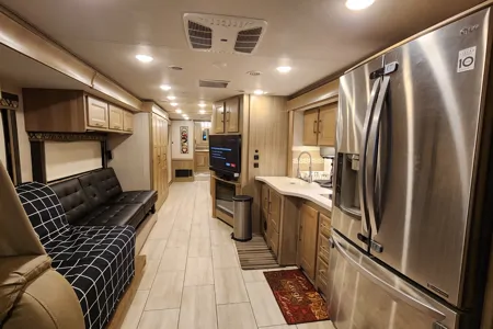 41ft. Class A Diesel Pusher bunkhouse w/ 02 full baths + washer & dryer