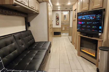 41ft. Class A Diesel Pusher bunkhouse w/ 02 full baths + washer & dryer