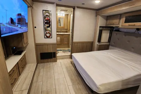41ft. Class A Diesel Pusher bunkhouse w/ 02 full baths + washer & dryer