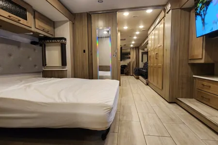 41ft. Class A Diesel Pusher bunkhouse w/ 02 full baths + washer & dryer