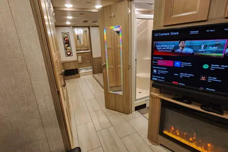 41ft. Class A Diesel Pusher bunkhouse w/ 02 full baths + washer & dryer