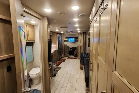 41ft. Class A Diesel Pusher bunkhouse w/ 02 full baths + washer & dryer