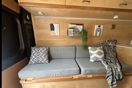 “VANessa” ‘22 fully-stocked, Pet-Friendly Off-Grid compatible campervan, AC, sleeps/seats 2