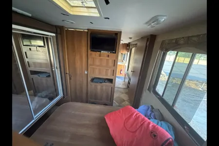 Adventure-Ready Coachmen Leprechaun – Sleeps 8!