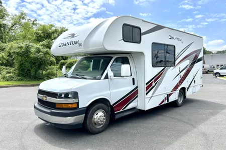Modern Thor Motor Coach Quantum SE - Easy to Drive • Sleeps 6 • Fully Equipped