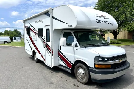Modern Thor Motor Coach Quantum SE - Easy to Drive • Sleeps 6 • Fully Equipped