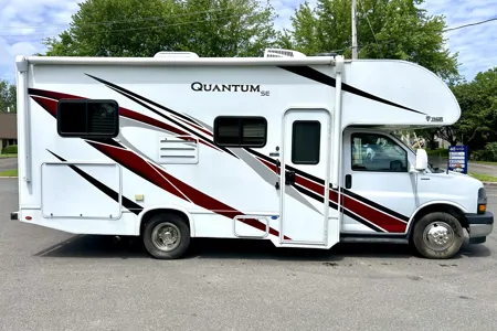 Modern Thor Motor Coach Quantum SE - Easy to Drive • Sleeps 6 • Fully Equipped
