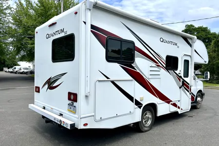 Modern Thor Motor Coach Quantum SE - Easy to Drive • Sleeps 6 • Fully Equipped