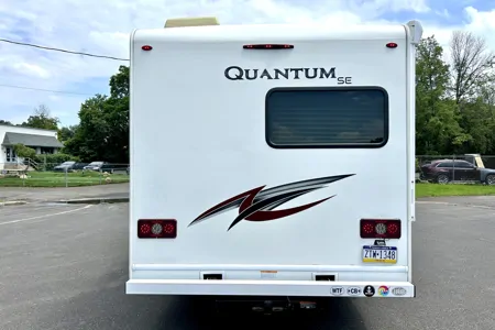 Modern Thor Motor Coach Quantum SE - Easy to Drive • Sleeps 6 • Fully Equipped