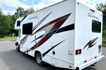 Modern Thor Motor Coach Quantum SE - Easy to Drive • Sleeps 6 • Fully Equipped