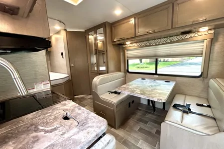 Modern Thor Motor Coach Quantum SE - Easy to Drive • Sleeps 6 • Fully Equipped