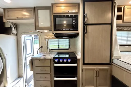 Modern Thor Motor Coach Quantum SE - Easy to Drive • Sleeps 6 • Fully Equipped