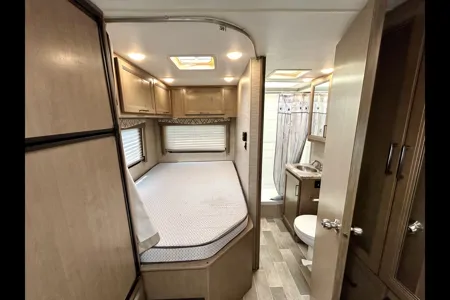 Modern Thor Motor Coach Quantum SE - Easy to Drive • Sleeps 6 • Fully Equipped