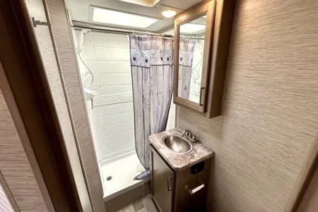 Modern Thor Motor Coach Quantum SE - Easy to Drive • Sleeps 6 • Fully Equipped