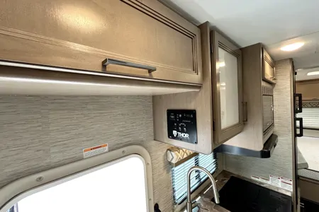 Modern Thor Motor Coach Quantum SE - Easy to Drive • Sleeps 6 • Fully Equipped