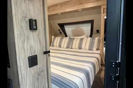 The Wanderer - Palomino SolAire Ultra Lite 240BHS