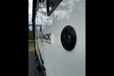 Stephane Forest River Wolf Pack Roulotte