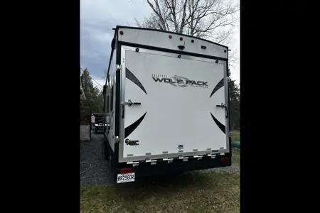 Stephane Forest River Wolf Pack Roulotte