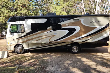 Michael and Jonna's Thor Ace motorhome Ace 29.3 Class A
